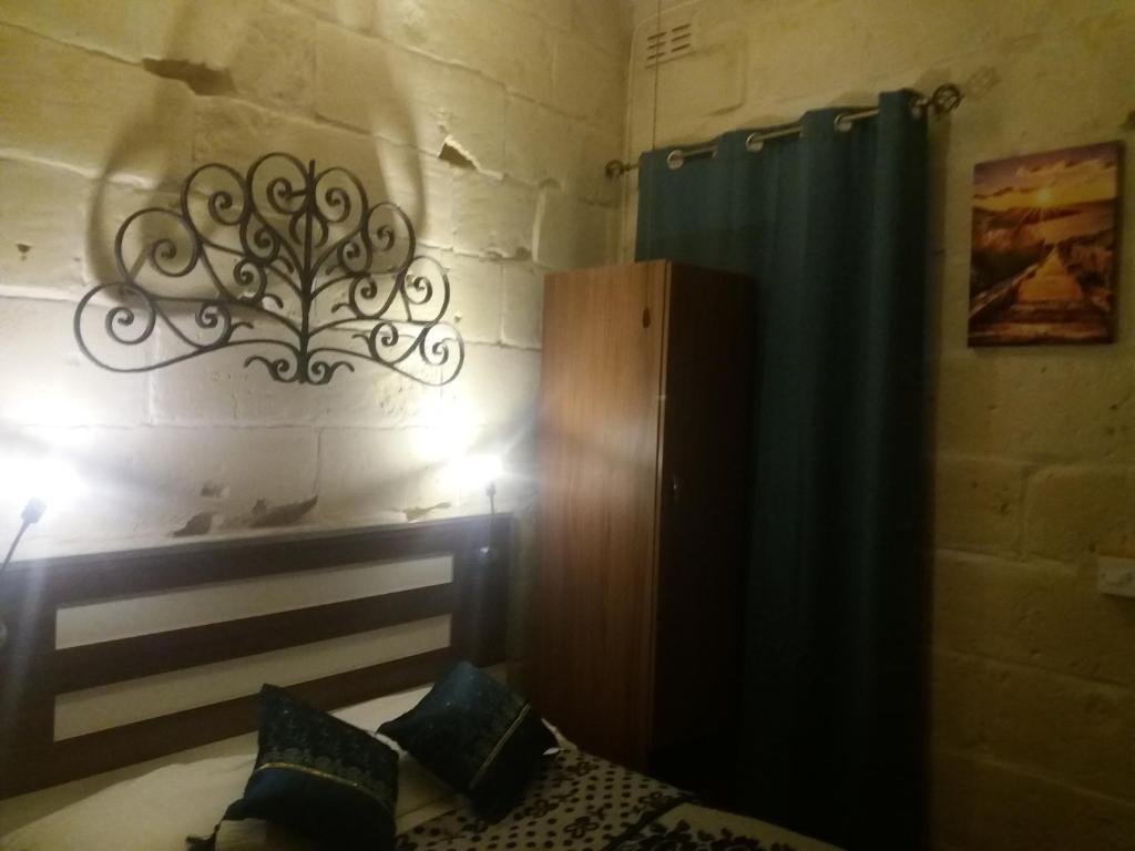 The 1930's Maltese Residence room 3